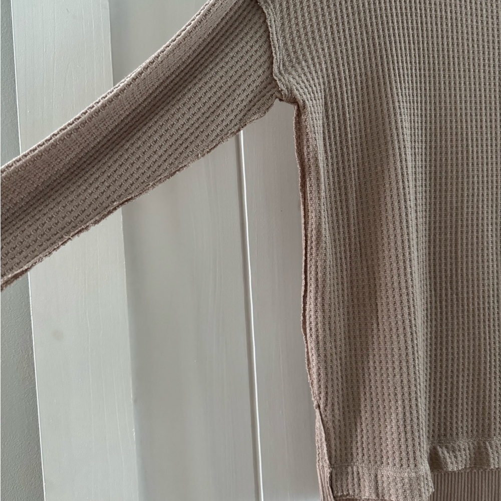 Free People Waffle Knit Sand Beige Long Sleeve Oversized Top - Size Medium - Picture 4 of 6